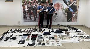 Aprilia: carabinieri arrestano spagnolo con arsenale di armi, esplosivi e banconote false