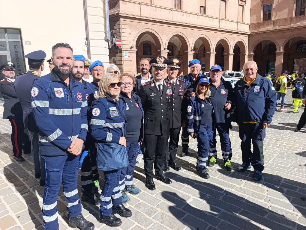 GIORNATA DELLA PROTEZIONE CIVILE A MACERATA: OLTRE MILLE VOLONTARI CELEBRANO L’IMPEGNO PER LE MARCHE. IL SIM CARABINIERI IN PRIMA LINEA