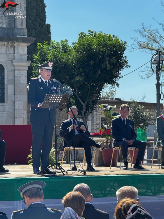 VENOSA CONFERISCE LA CITTADINANZA ONORARIA ALL’ARMA DEI CARABINIERI: SOLENNE CERIMONIA IN PIAZZA UMBERTO I