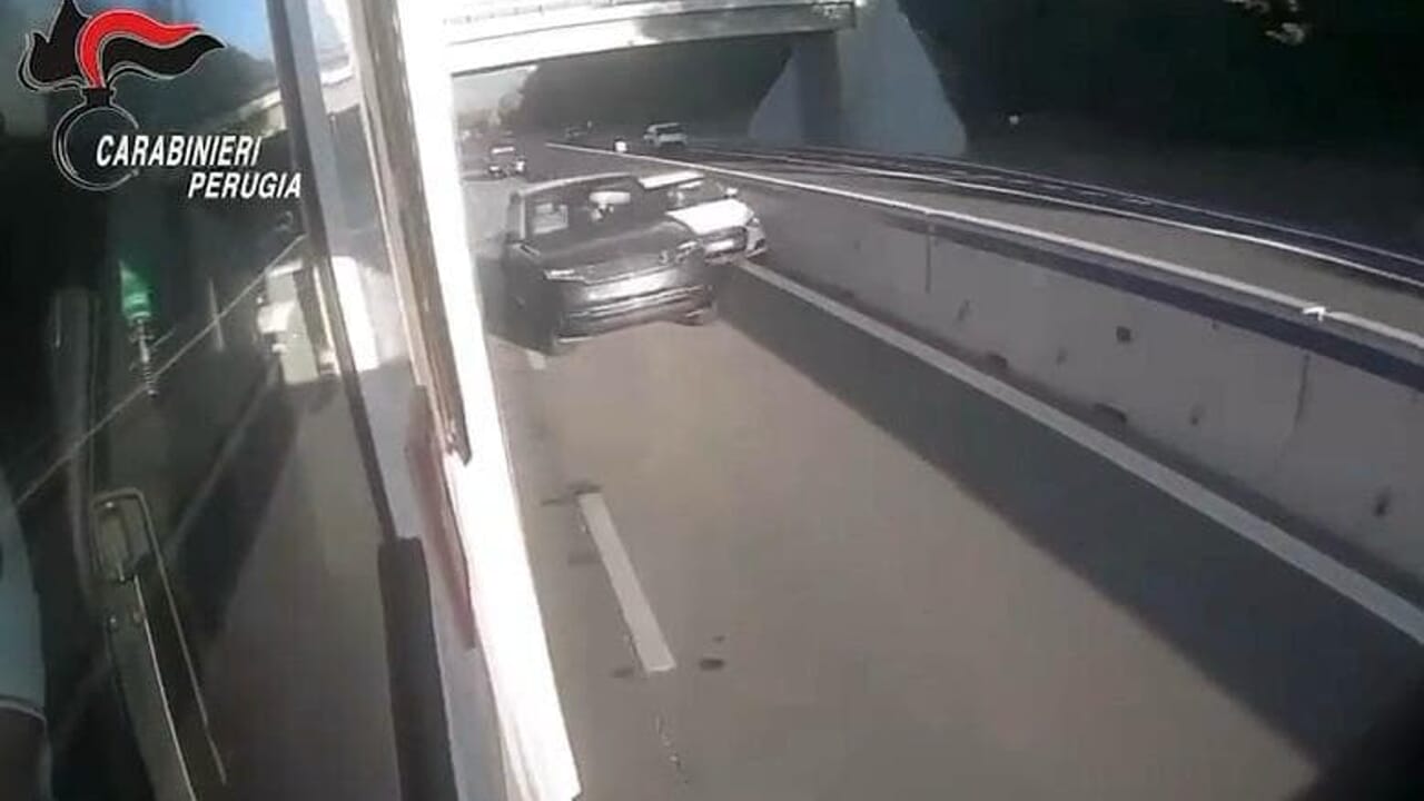 Spettacolare inseguimento sulla E45 e arresto di un minore