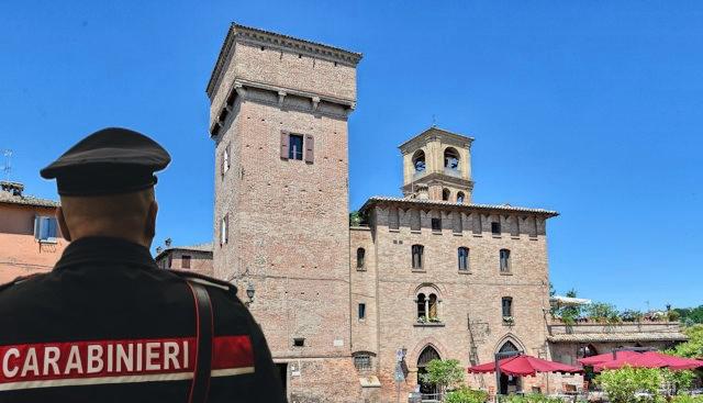 Tenta di disarmare e aggredisce un Carabiniere all’interno di un supermercato. 23enne arrestato per tentata rapina e resistenza a pubblico ufficiale
