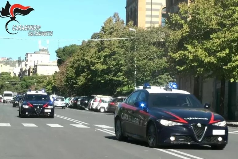 CALTANISSETTA – MAXI OPERAZIONE ANTIDROGA DEI CARABINIERI: 11 MISURE CAUTELARI, SMANTELLATA RETE DI SPACCIO TRA RIESI, GELA E CATANIA.
