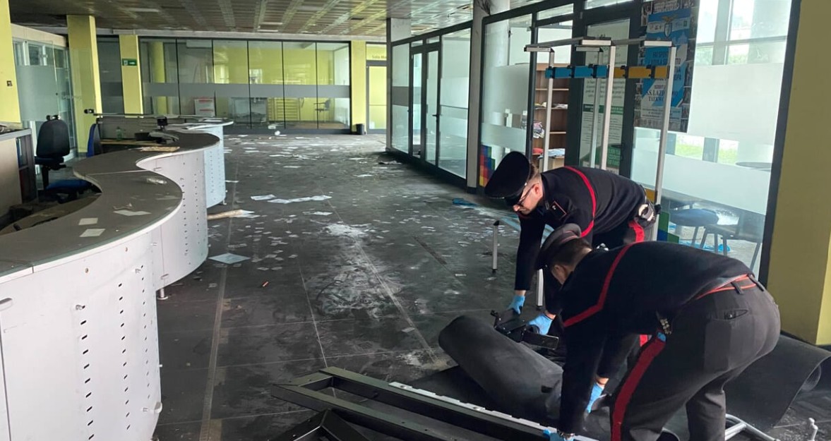 BLITZ DEI CARABINIERI IN UNA PALESTRA DISMESSA A LARIANO: SVENTATO FURTO DA 30.000 EURO, SEI ARRESTI IN FLAGRANZA