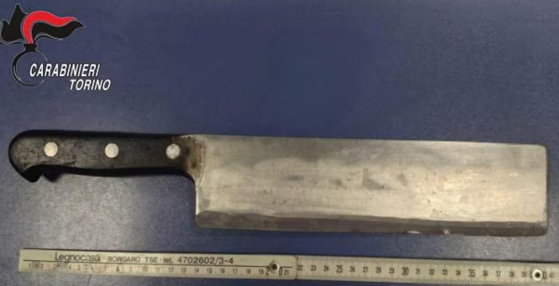 ATTIMI DI PAURA NEL QUARTIERE AURORA A TORINO: UOMO ARMATO DI MANNAIA MINACCIA I PASSANTI, ARRESTATO DAI CARABINIERI DEL NUCLEO RADIOMOBILE
