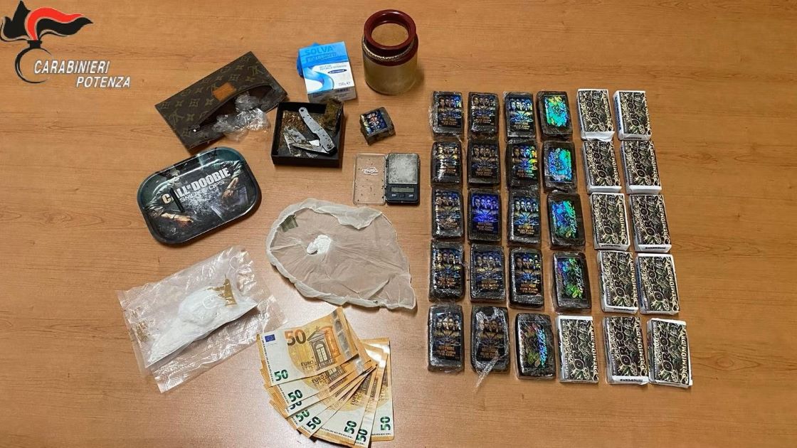 POTENZA, BLITZ DEI CARABINIERI AL “SERPENTONE”: AVEVANO QUASI TRE CHILI DI DROGA A CASA, ARRESTATI DUE FRATELLI