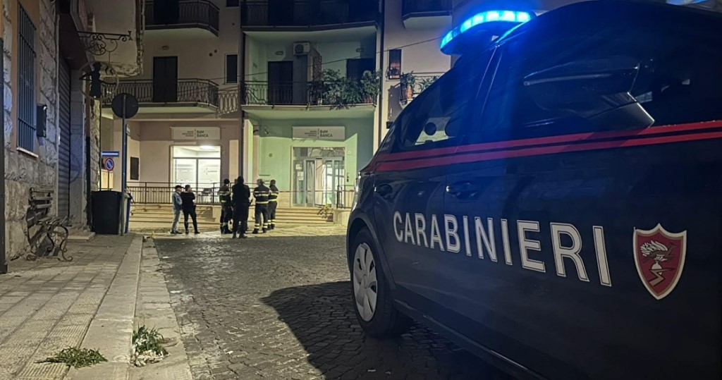 VENOSA (PZ): ASSALTO AL BANCOMAT CON LA “MARMOTTA”, I CARABINIERI ARRIVANO DURANTE L’ESPLOSIONE E METTONO IN FUGA I BANDITI. NESSUN PRELIEVO