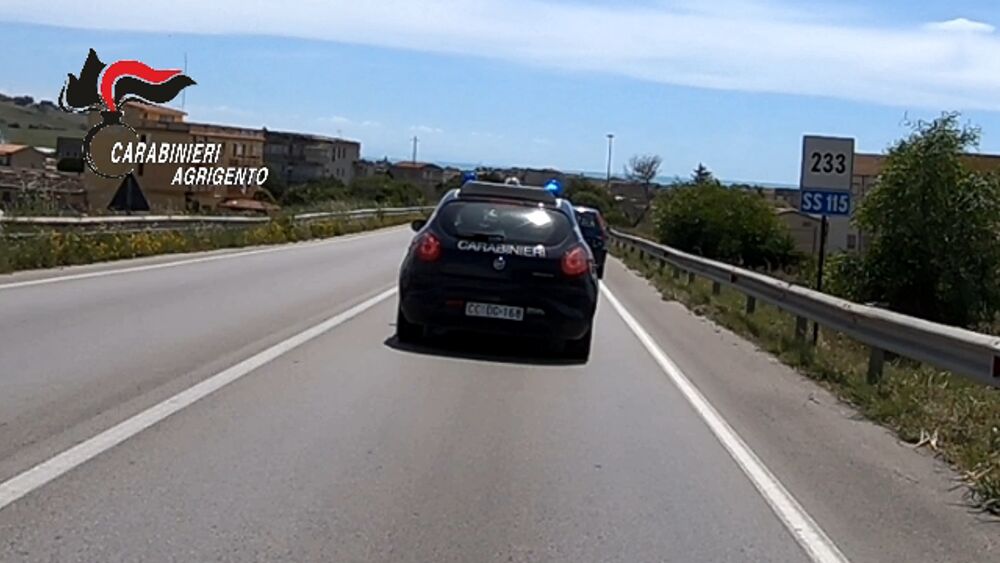 Tenta di strappare la collana a un’anziana e aggredisce la nipote: ventinovenne tradito dallo smartphone smarrito durante la fuga